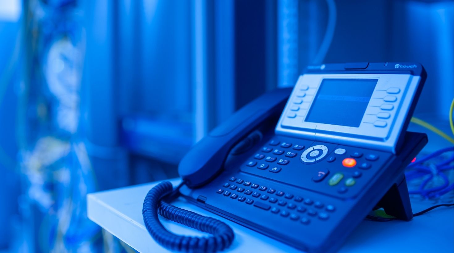 Telefono Voip cloud connesso a centralino PBX aziendale per comunicazioni integrate